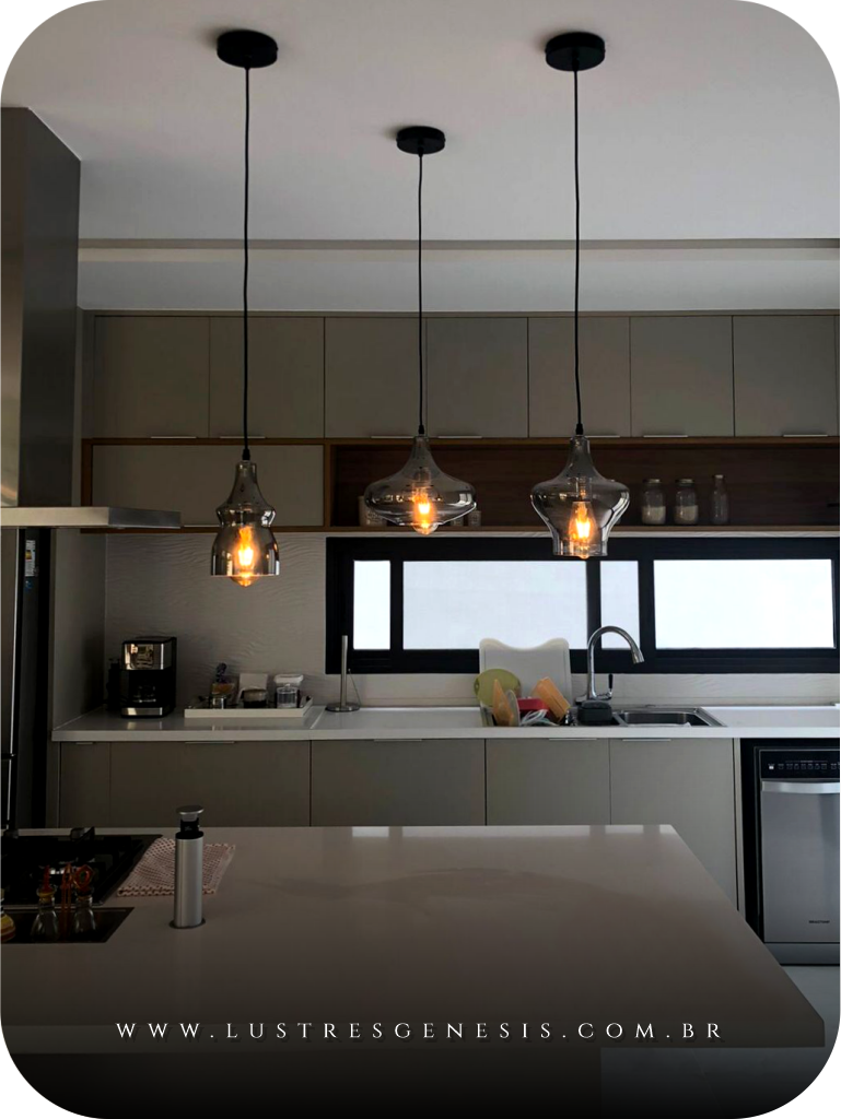 Luminária de teto pendente moderno Luna com vidro fumê instalada em cozinha moderna. Lustres Gênesis loja online de Lustres e Iluminação Decorativa